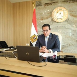 وزير التعليم العالي يتلقى تقريرًا حول فعاليات ورشة عمل دراسة وضع خريجي الجامعات المصرية في سوق العمل