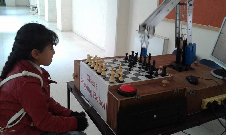 جنى عثمان تستعد لبطولة العرب للشطرنج بتحديها الروبوت