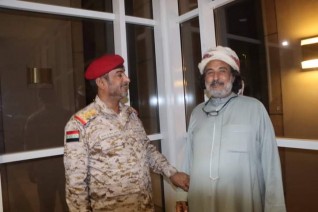رئيس هيئة الأركان اليمنية يلتقي الشيخ أمين العكيمي