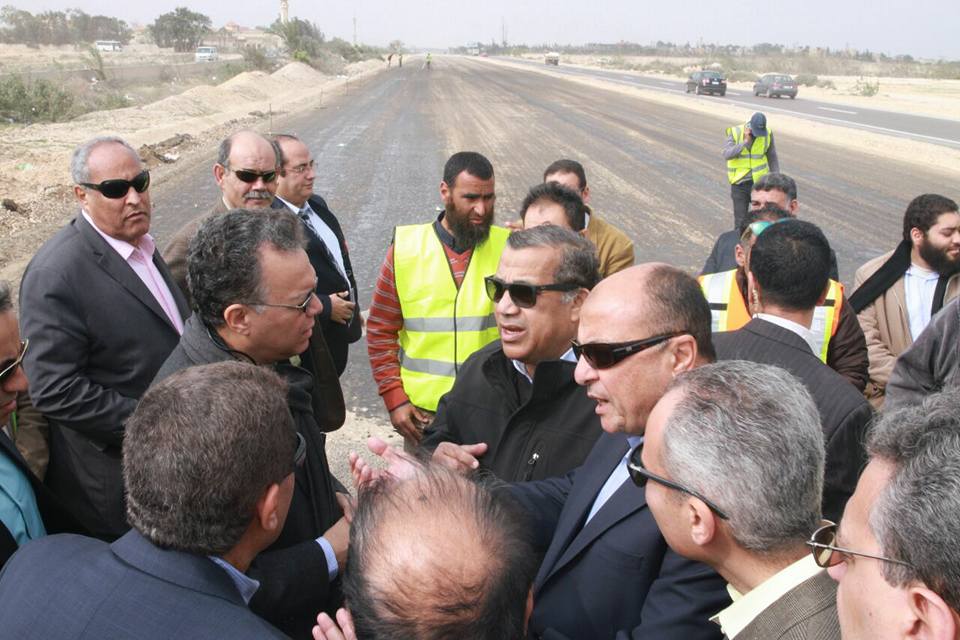 وزير النقل يتفقد مشروعات الطرق في غرب الإسكندرية