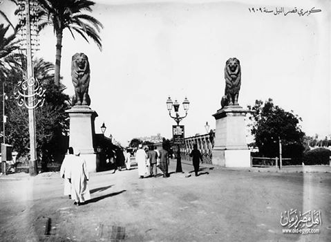 القاهرة - كوبري قصر النيل القديم سنة 1909 .