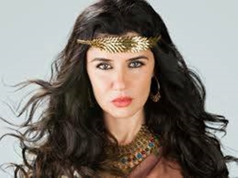 غادة عادل: لا أُجيد العوم ونفسي أتعلم السباحة قوي