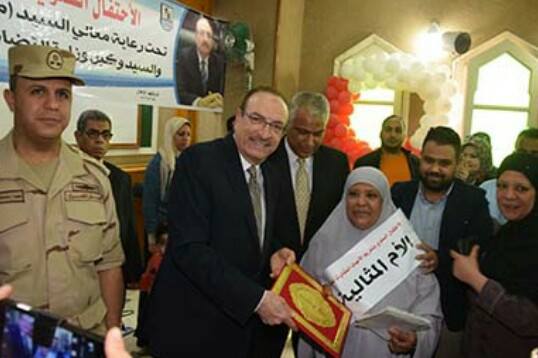 محافظ بني سويف يكرم 15 أم مثالية على مستوى المحافظة
