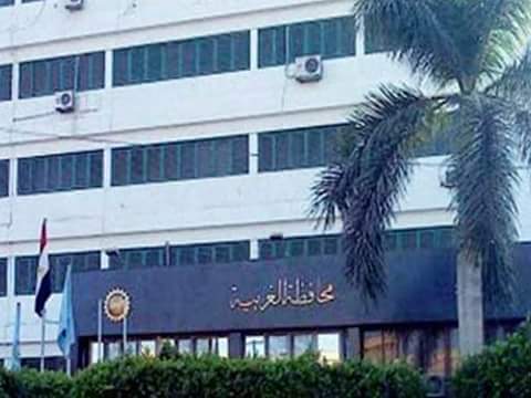 لثاني مرة.. شخص يخلع ملابسه امام ديوان الغربية مطالبا بالتعينف