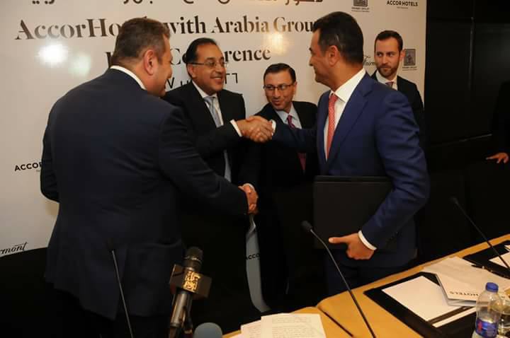 ”وزير الإسكان” يشهد توقيع عقد إنشاء فندق ”فيرمونت” بـ 6 أكتوبر
