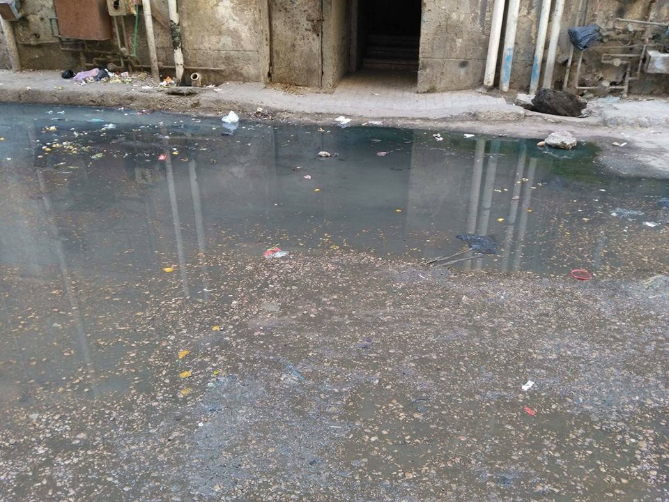 بالصور..مياه الصرف الصحي تحاصر سكان مساكن الإنشاءوالتعمير بافلاقة بالبحيرة