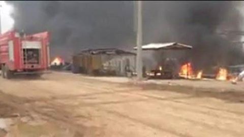 حريق هائل بالقرب من ”حقل بترول” بالفيوم والحماية المدنية تدفع بسيارات اطفاء للتعامل مع الموقف