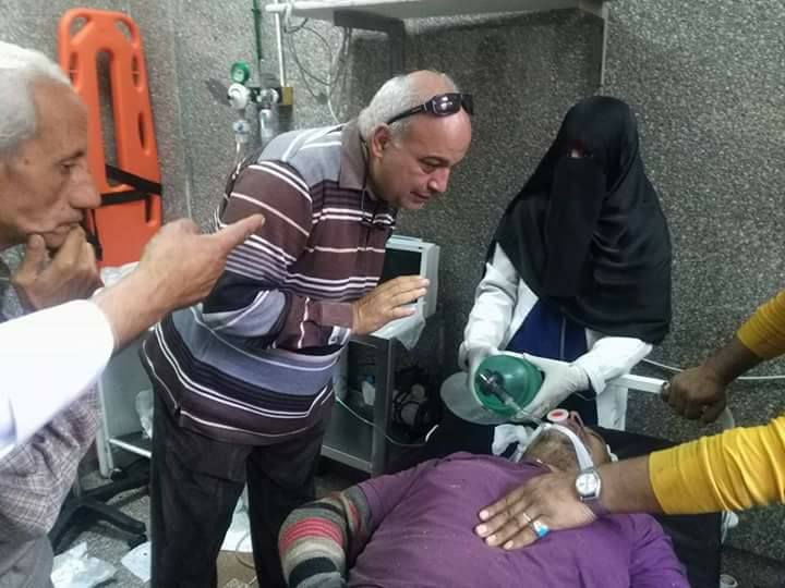 بالصور : رئيس حي شمال الجيزة يطمئن على عمال  الصرف الصحي المصابين  بحادث الاختناق  بإمبابة .