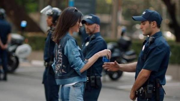 شركة ”بيبسي” تسحب إعلانها بعد إثارته للجدل والانتقادات وتعتذر