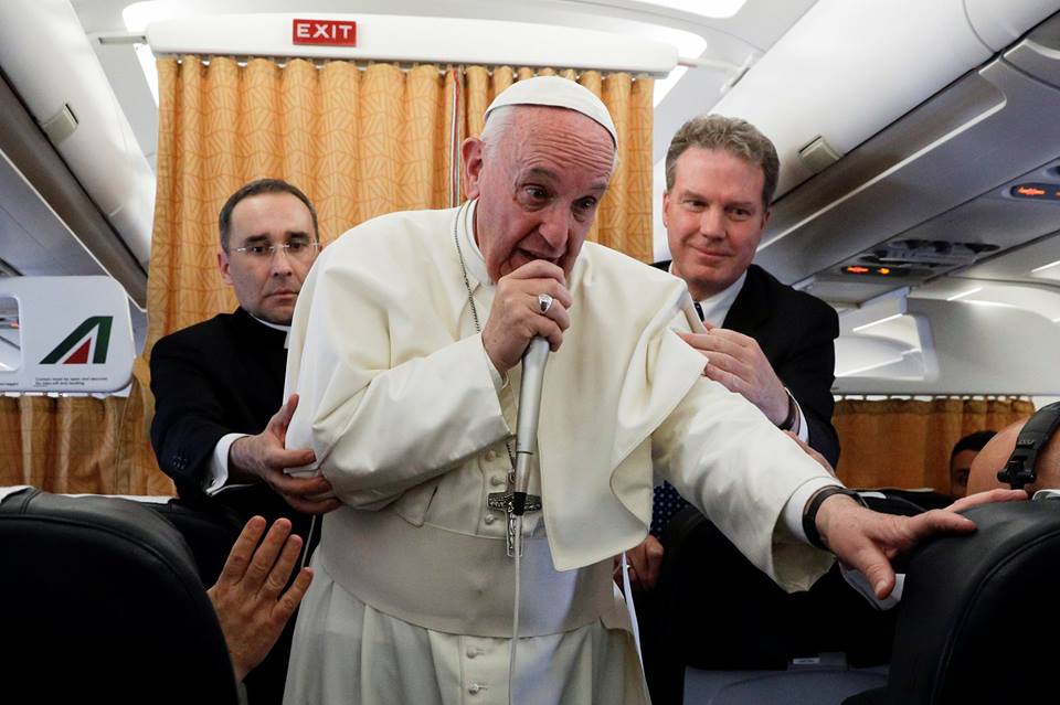 بابا الفاتيكان يتحدث للصحفيين من داخل الطائرة عن زيارته لمصر