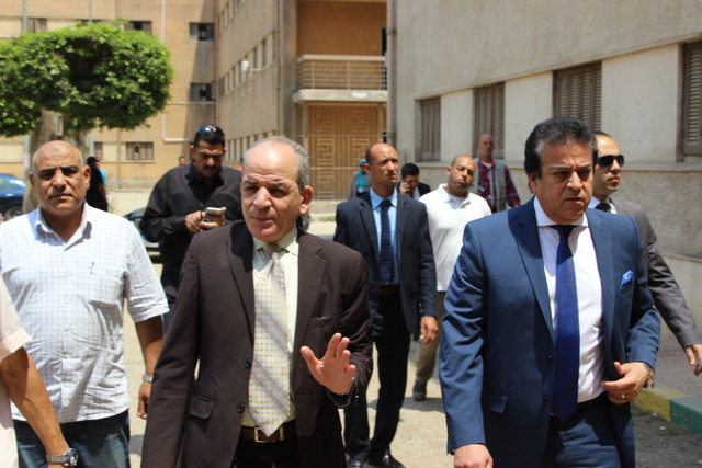 ”عبد ا الغفار ” يتفقد مكتب التنسيق الرئيسى للقبول بالجامعات بجامعة القاهرة 