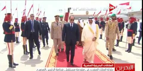 ملك البحرين يستقبل السيسي في المطار بالورد