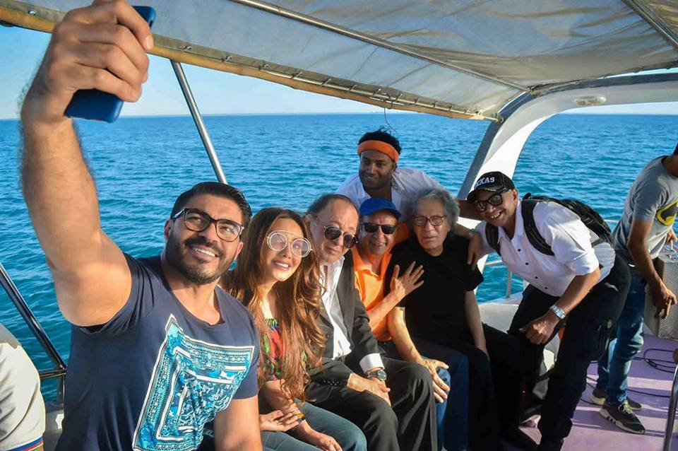 بالصور| أبطال ”اتنين في واحد” يستكملون المشاهد الخارجية في ”راس سدر”