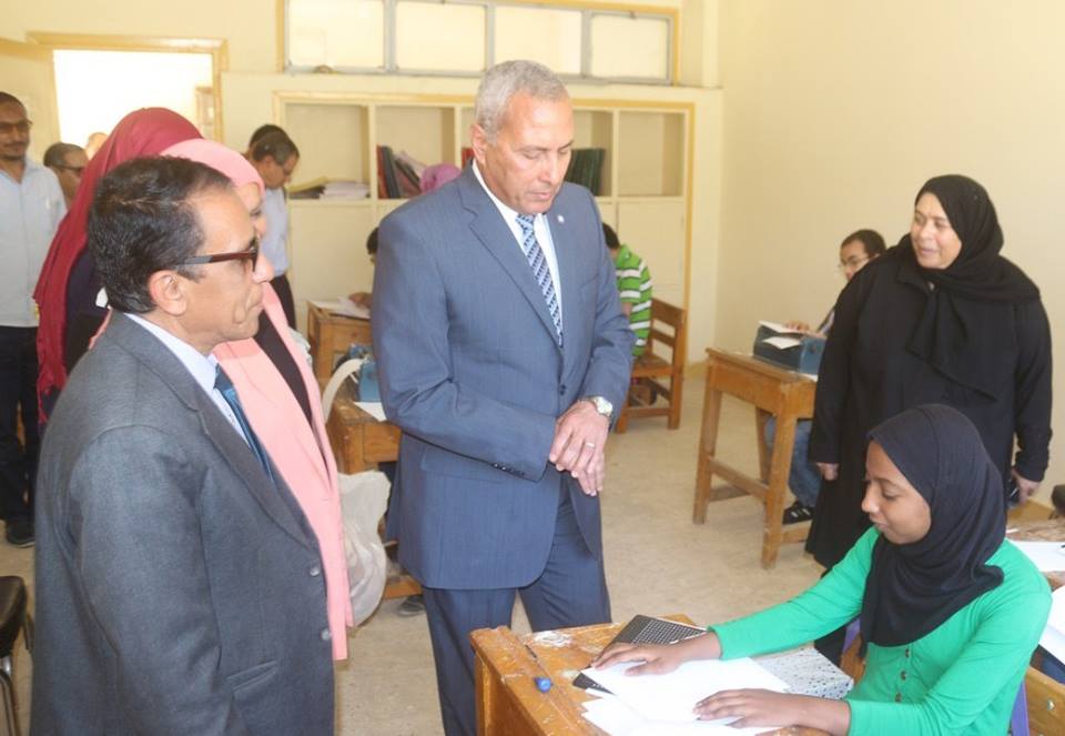 بالصور|محافظ السويس يتفقد لجان امتحانات المعاهد الأزهرية والمدارس