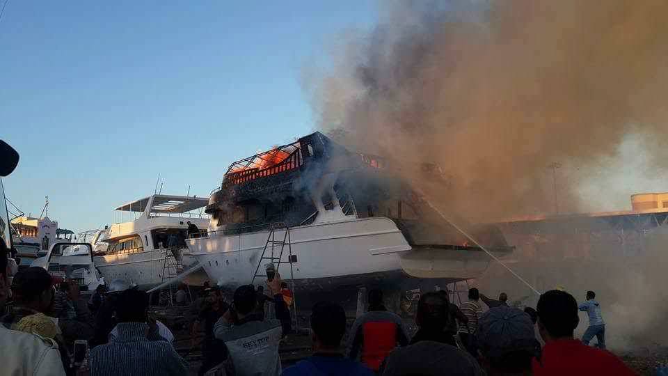 ” البحر الاحمر ”  السيطرة على حريق لنش سياحى بالغردقة و انقاذ 25 سائح