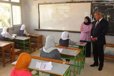 بالصور .. ” حامد ” فى جولة تفقدية لمتابعة الإمتحانات بالسويس