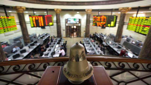 تباين أداء مؤشرات البورصة المصرية مع انخفاض ملحوظ في قيم التداول خلال تعاملات الأحد