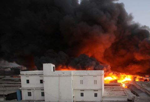 الدفع بـ 12 سيارة اطفاء لمحاولة اخماد حريق هائل بالبدرشين