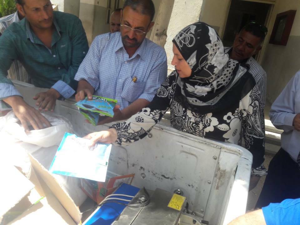 ضبط مصنع تعبئة عصائر غير مرخص و2.7 طن دقيق بلدي لييعها في السوق السوداء بالقوصية