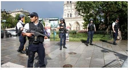 هجوم إرهابي علي كاتدرائية في باريس وإصابة رجل شرطة