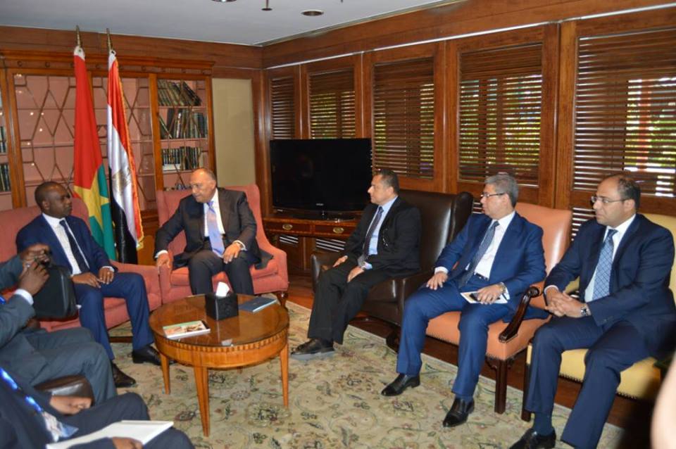 وزير الخارجية يبحث التعاون الثنائي ومكافحة الإرهاب مع وزير خارجية بوركينا فاسو