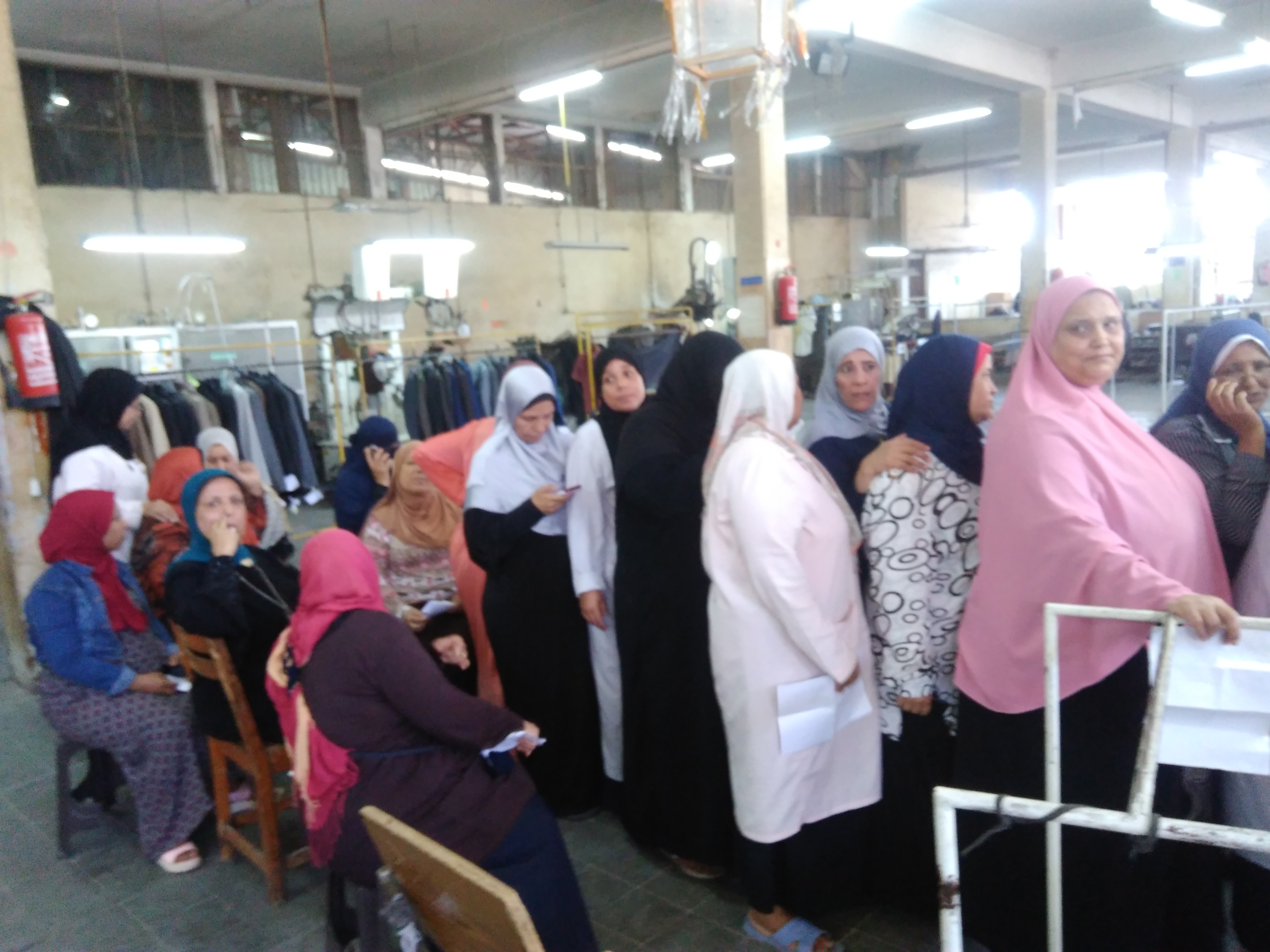 بالصور..نصف مليون جنيه إعانات طوارئ ل639 عاملا ب”فستيا” للملابس الجاهزه