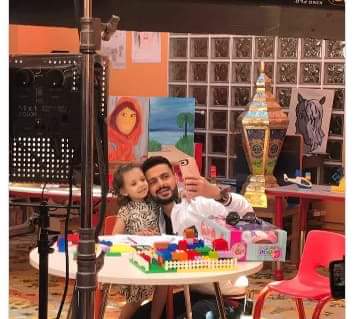 بالصور.. رامز جلال يحقق أمنية فريدة ويزورها بالمستشفى 