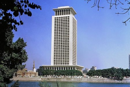 وزير الخارجية يجري اتصالا هاتفيا مع وزير خارجية اليونان