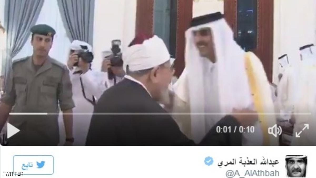 تميم بن حمد يستقبل القرضاوي ”بمناسبة عيد الفطر ويقبل رأسه