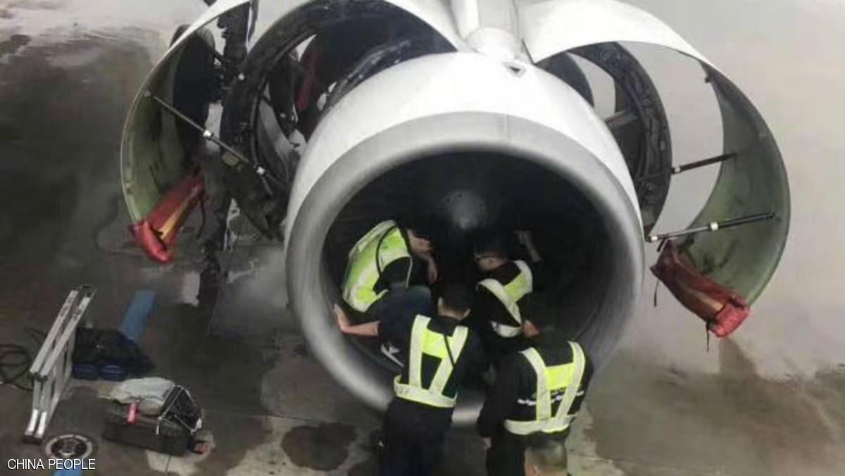 مسنة تلقى نقودا معدنية في محرك طائرة، ظنا منها أن ذلك سيجلب لها الحظ
