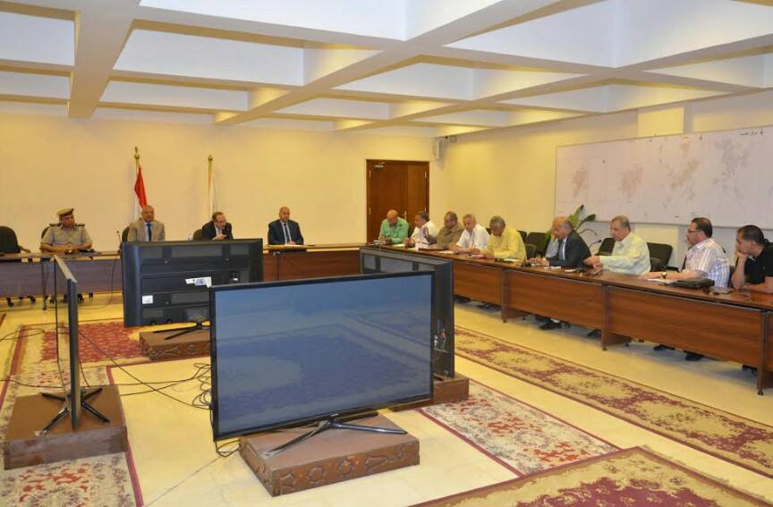 محافظ بني سويف: يبحث تعظيم الإستفادة من جهود الجمعيات الأهلية في تحسين مستوى الخدمات وزيادة المشروعات الإنتاجية.