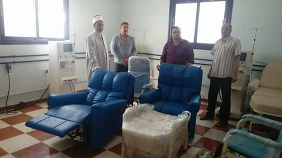بتكلفة (٣٠٠) ألف جنيه مجلس إدارة ” مسجد عمر بن عبدالعزيز ” يهدي مستشفي حميات بني سويف (٧) كراسي وماكينة غسيل كلوي وجهاز كيميا ال
