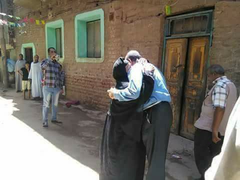 اهالي ”عزبة مروان باسنا الاقصر ” يستقبلون رئيس مجلس المدينة  بالاحضان