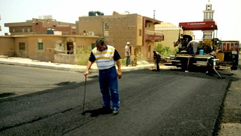 رئيس الوحدة المحلية لمدينة رأس غارب يشدد على دقة التنفيذ بأعمال الرصف بالمدينة