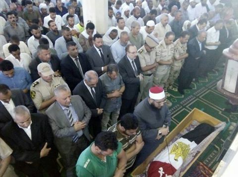 ”حبيب ” ومدير الأمن والمستشار العسكري يتقدمون مشيعي جنازة الشهيد مجند ” إسلام شعبان ”