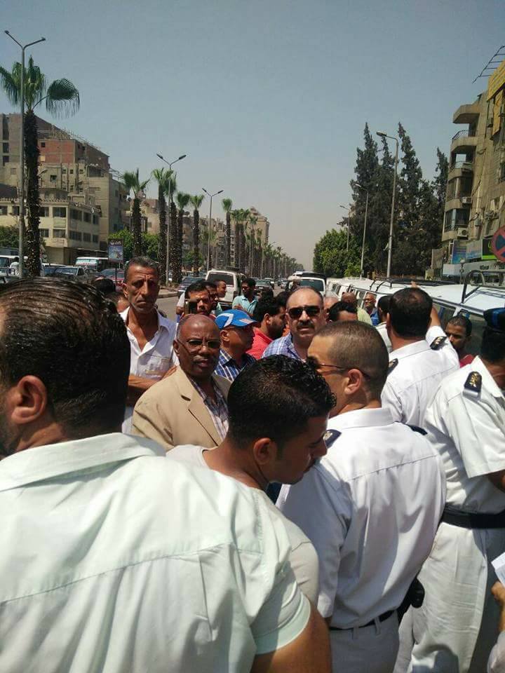 رئيس حى العمرانيه يفض تجمهر السائقين بالهرم .