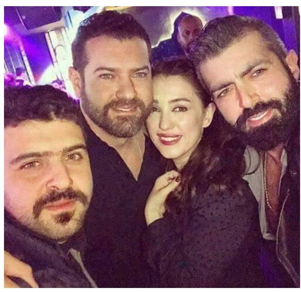 حصري صورة تجمع عمرو يوسف وزوجته مع أشقائه
