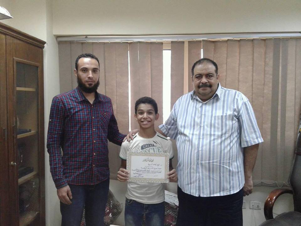 مكاوي يكرم الطالب ابراهيم محفوظ أحد الفائزين بمسابقة كاتب ورسام