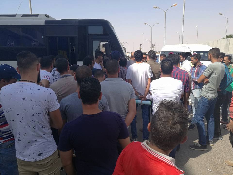 بالصور .. العشرات من شباب السويس يتجمعون امام مكتب النائب طارق متولى لايجاد فرصة عمل