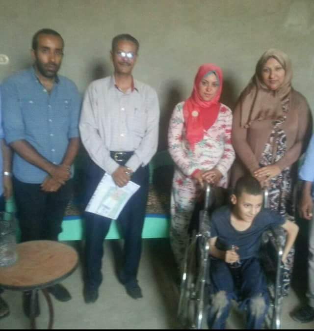 وزارة التضامن الاجتماعي: تسليم طفل من ذوي الإعاقة في مركز البلينا بسوهاج كرسي متحرك