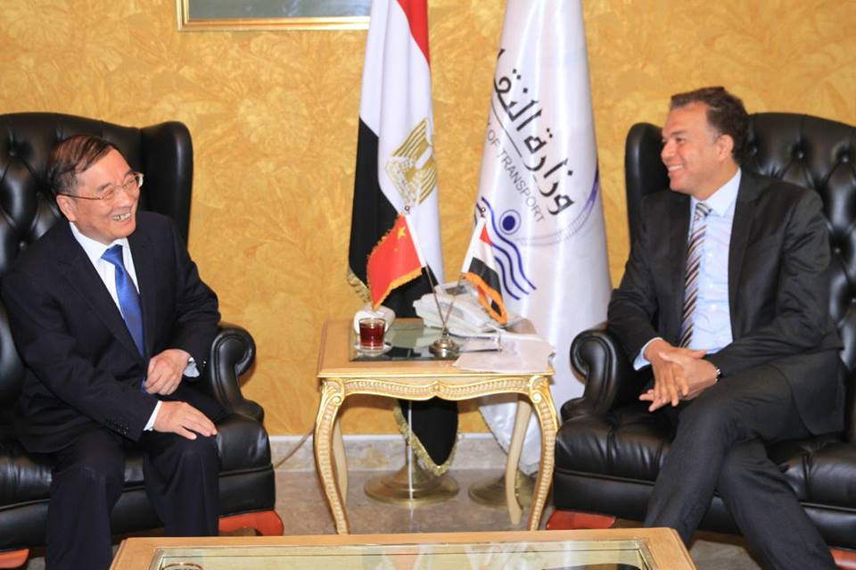 وزير النقل يلتقي السفير الصيني بالقاهرة لبحث التعاون في مجالات النقل المختلفة