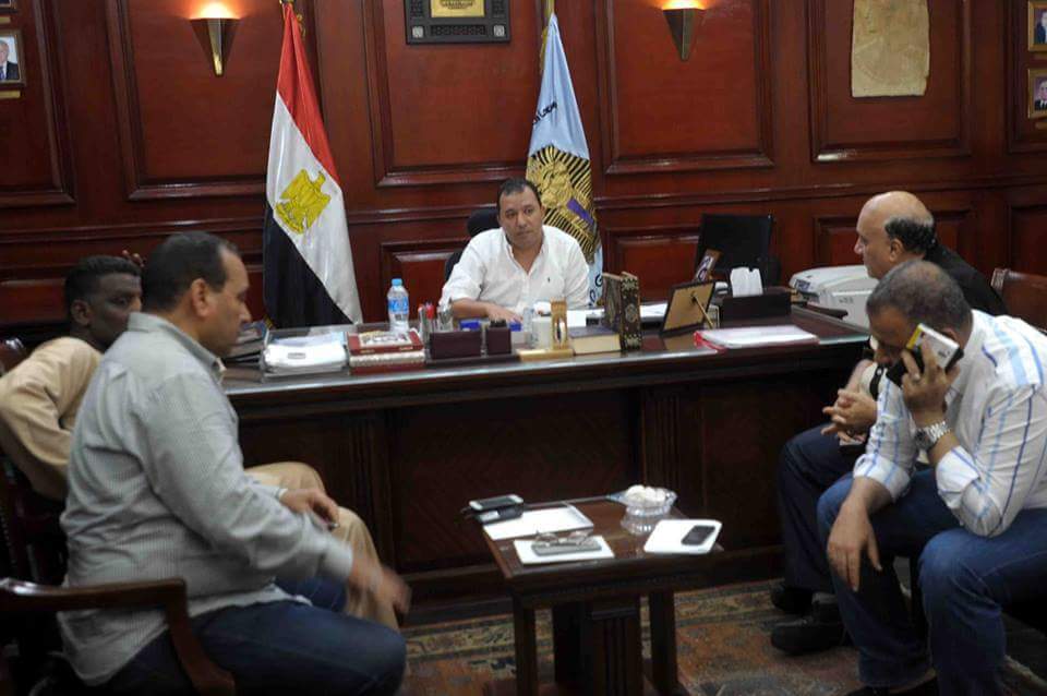 محافظ الأقصر يبحث إنشاء شادر جديد للخضروات والفاكهة في مدينة البياضية