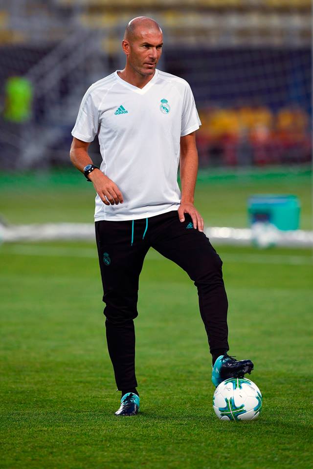 زيدان سيمدد عقده مع ريال مدريد