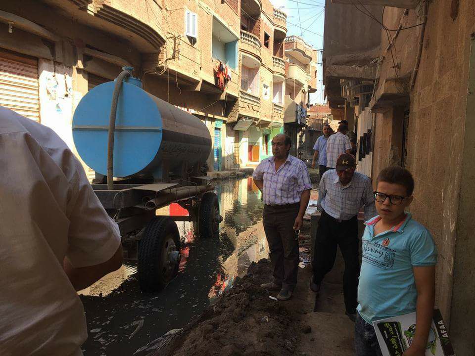 رفع مياه الصرف من شوارع”شبرابابل” بالمحلة