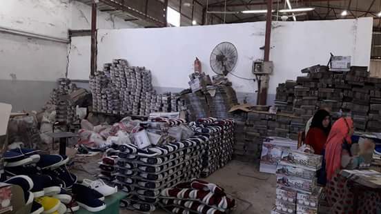 ضبط مصنعين لتصنيع الأحذية بدون ترخيص بالقليوبية