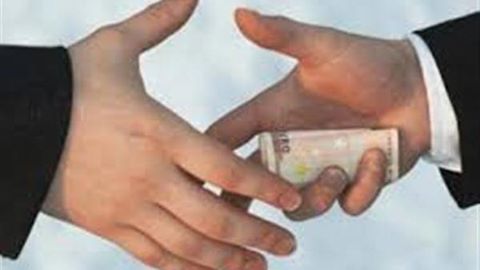 باحث سياسي:يطالب بتجريم منح رشاوى لإنهاء الخدمات مقابل قيمة مالية.