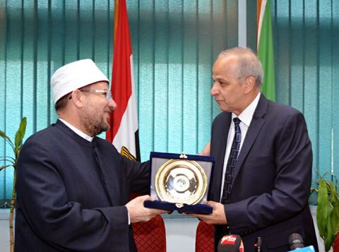 محافظ القليوبية يهدى وزير الأوقاف ”درع المحافظة ”تقديرا لجهوده في خدمة الدعوة ويشيد بجهوده وقيادات الأوقاف والأئمة بالمحافظة