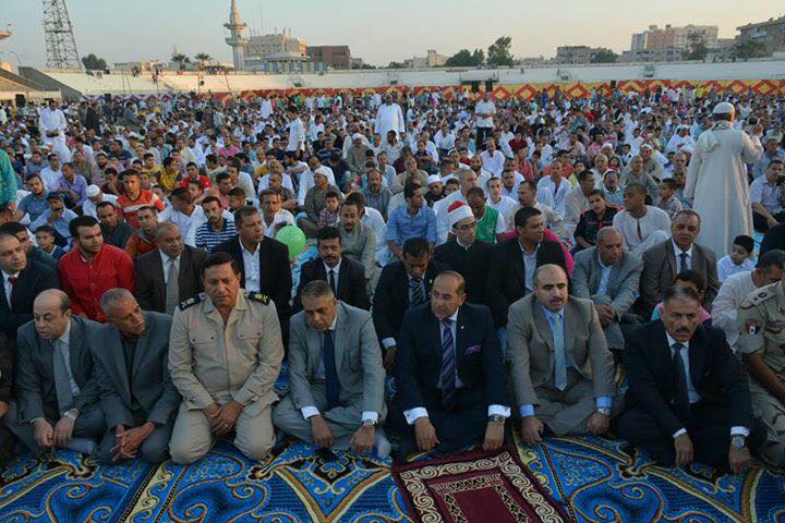 المحافظ والقيادات يؤدون صلاة العيد وسط مواطني سوهاج بالاستاد الرياضي