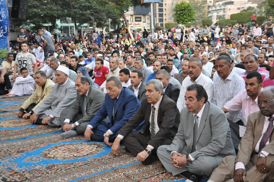 محافظ الجيزة يؤدى صلاه العيد بساحة مسجد مصطفى محمود