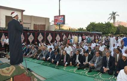 ”حبيب” يصلي العيد بساحة مسجد عمر بن عبدالعزيز